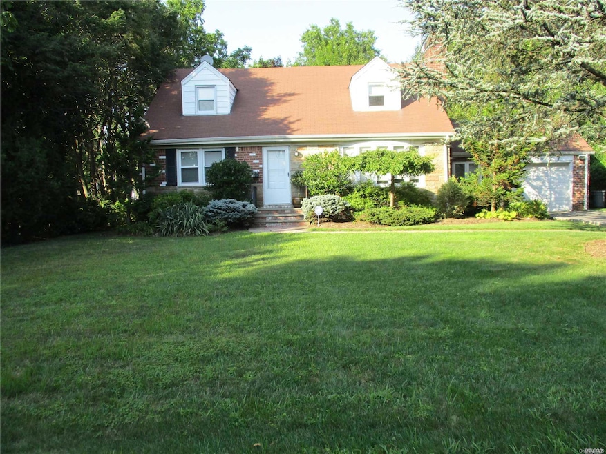 668 Plandome Rd, Manhasset, NY 11030 - photo 1