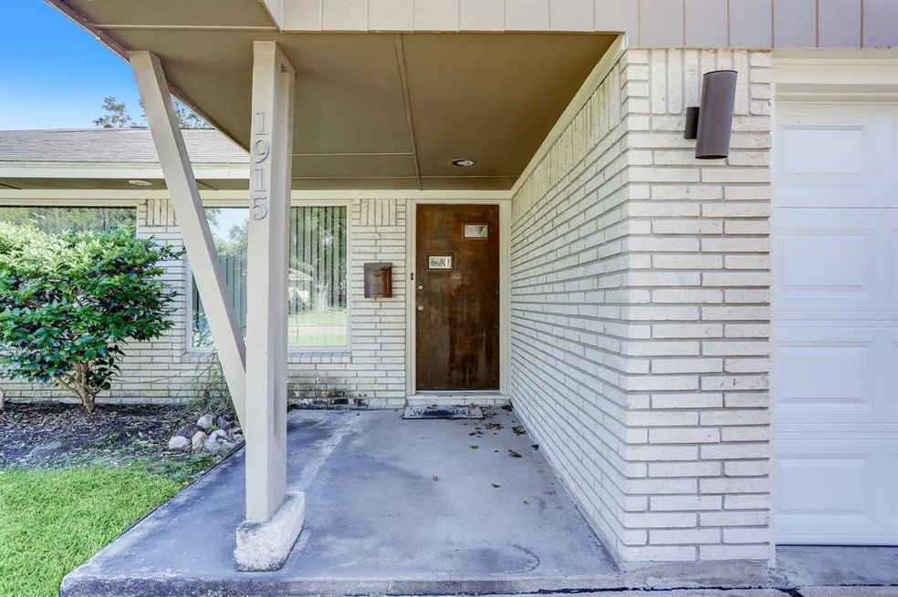 1915 Ansbury Dr, Houston, TX 77018 - photo 1