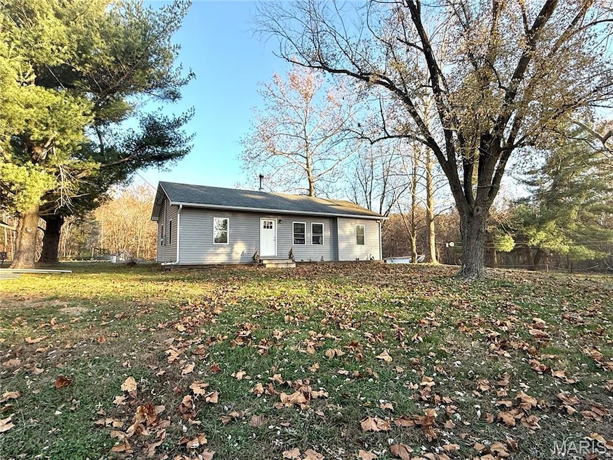 Ranch-style home with entry steps and a front lawn