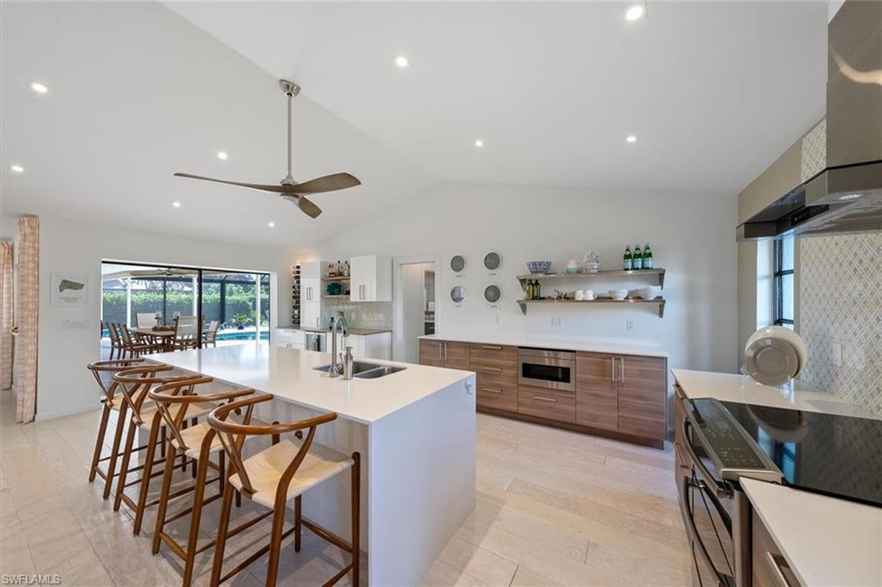 Kitchen with a kitchen island with sink, sink, lof