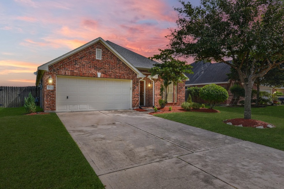 Welcome to 7615 Lakeside Manor Ln in Pearland!
