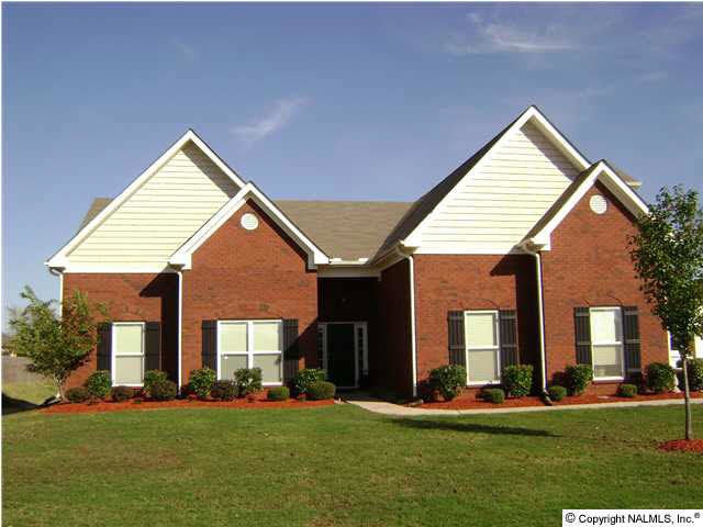 FABULOUS PROPERTY WITH TEN ROOMS INCLUDING A SECOND LEVEL 22X11 BONUS ROOM. LOCATED ONLY TEN MINUTES FROM RESEARCH PARK, REDSTONE ARSENAL, AND THE BRIDGE STREET ENTERTAINMENT AND SHOPPING DISTRICT.