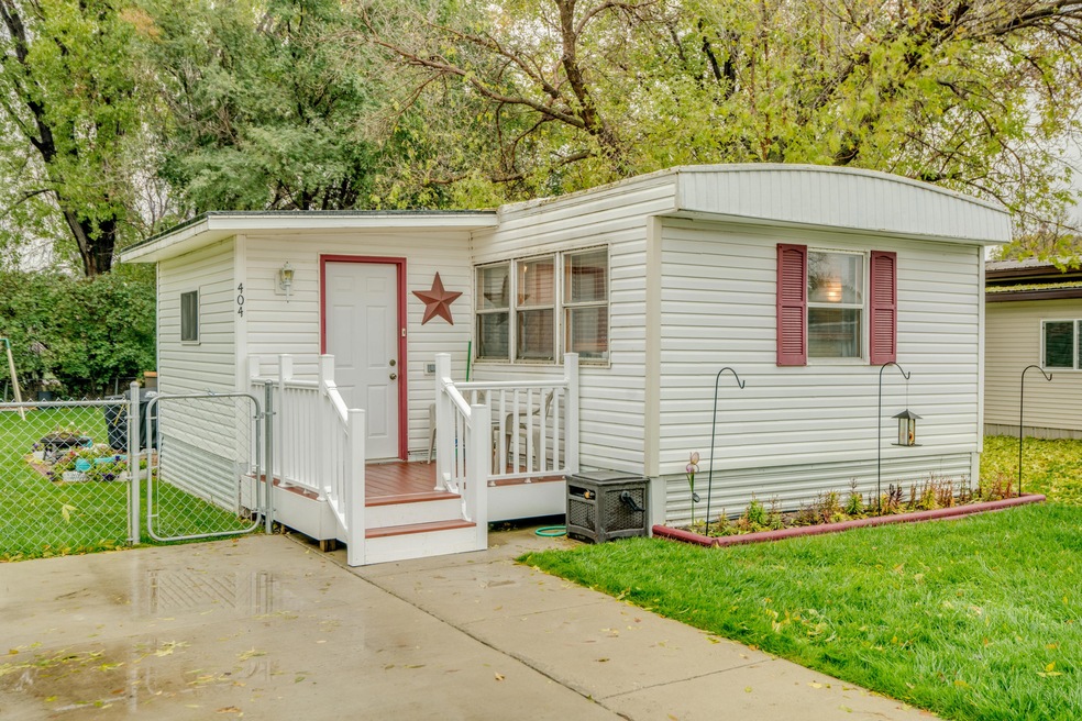 404 W Prairie Ln, Mandan, ND 58554 - photo 1