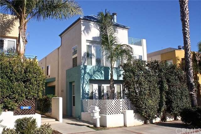 Contemporary condo steps away from world-famous Tr