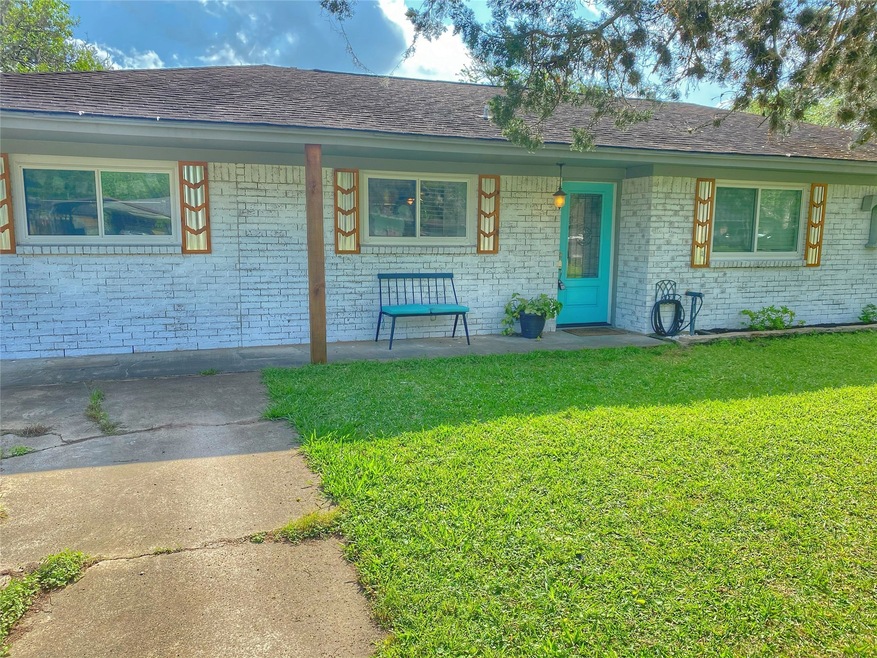214 Avenue H, Brazoria, TX 77422 - photo 1