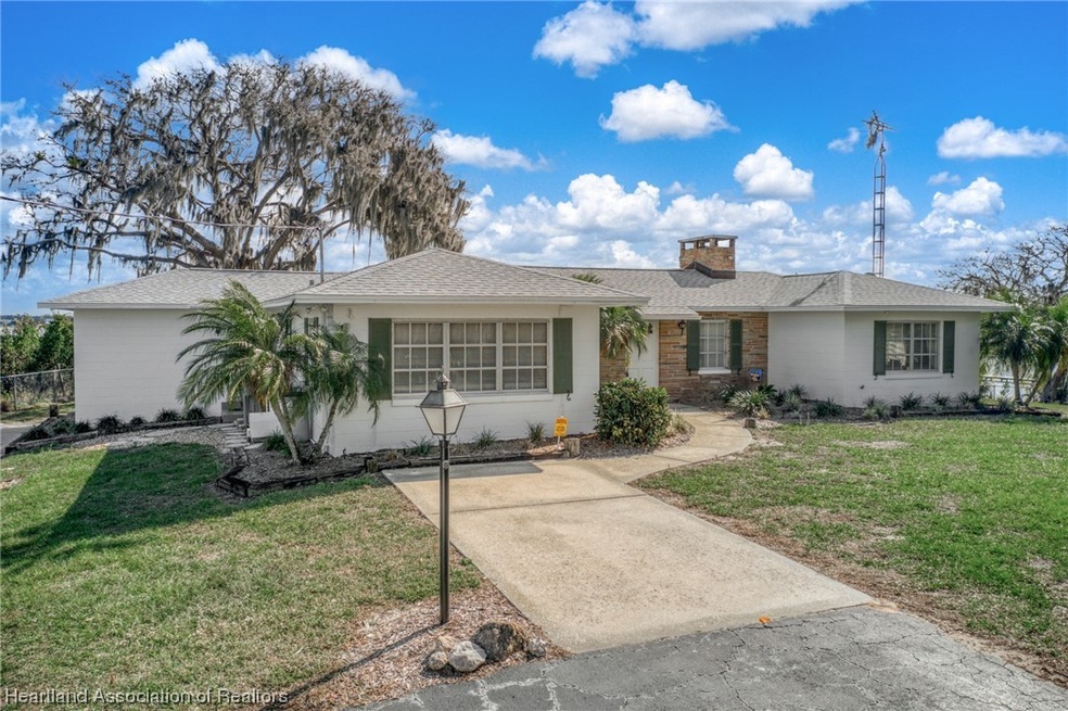 310 Lake Mirror Dr, Lake Placid, FL 33852 - photo 1