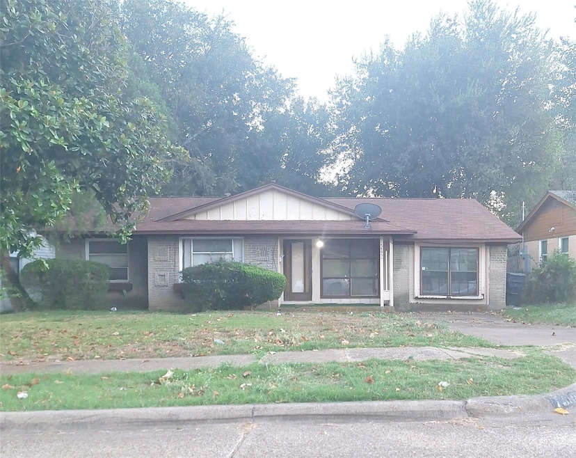 View of front with a front yard