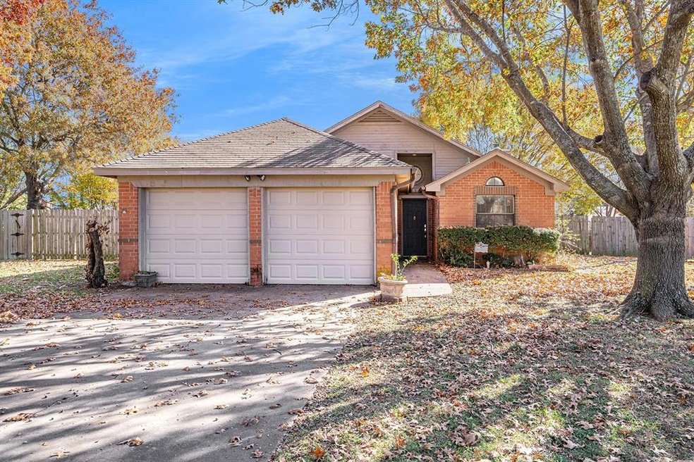 1112 Hemphill Ct, Cleburne, TX 76033 - photo 1