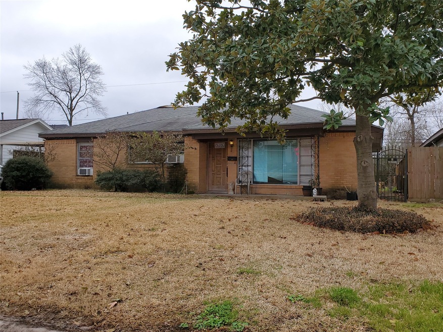 1717 Ebony Ln, Houston, TX 77018 - photo 1