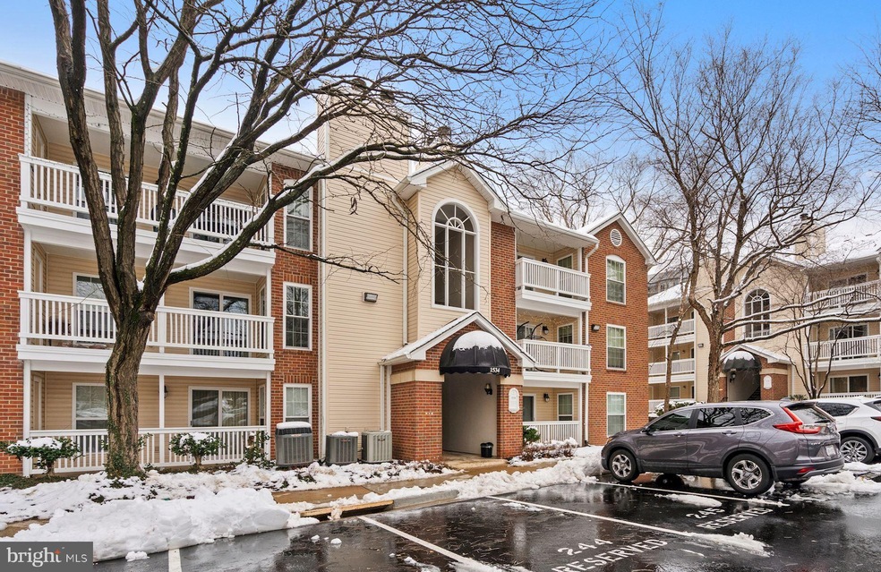 1534 Lincoln Way unit 202, McLean, VA 22102 - photo 1