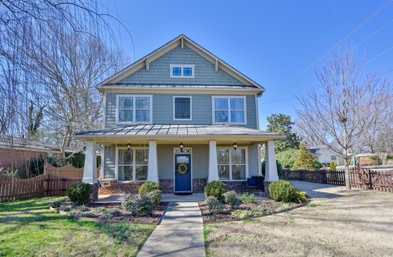 Stunning updated craftsman/farmhouse with spacious