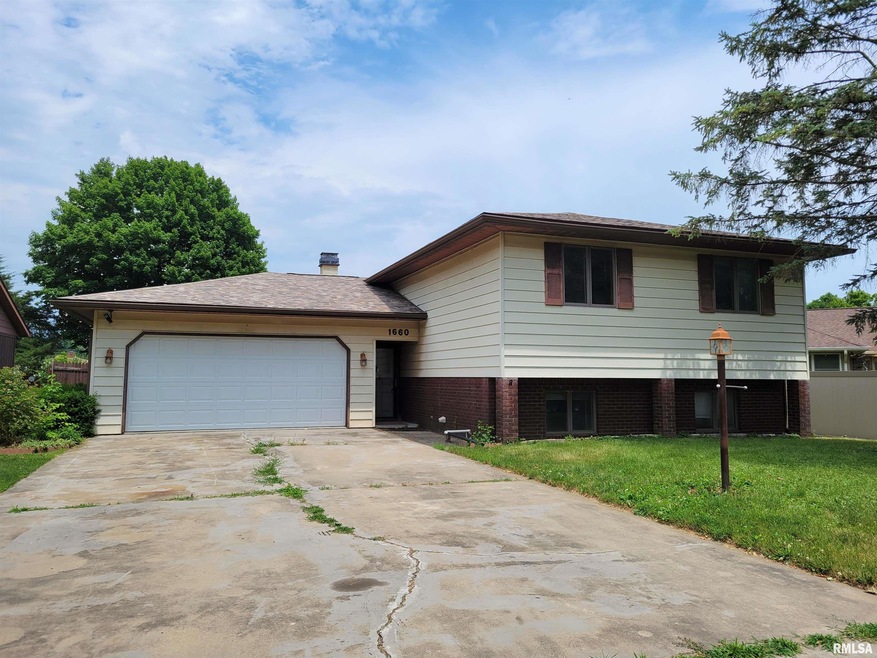 1660 Pulaski St, Lincoln, IL 62656 - photo 1