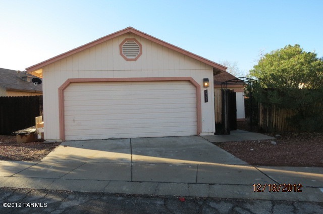 4751 N Laird Way 002