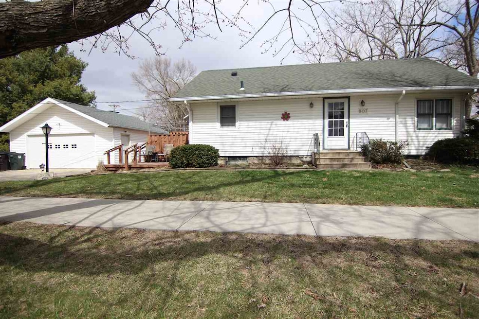 907 W 7th St, Cedar Falls, IA 50613 - photo 1