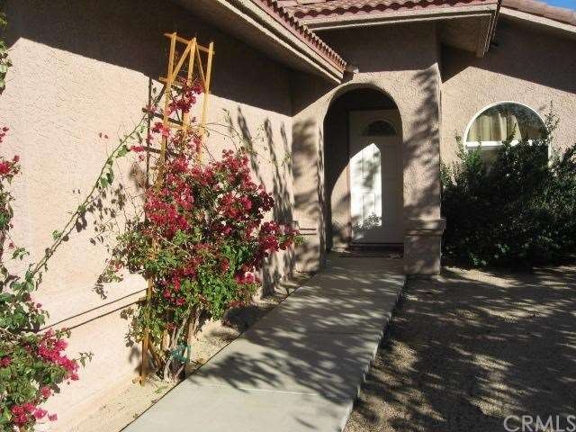 Front porch & entryway