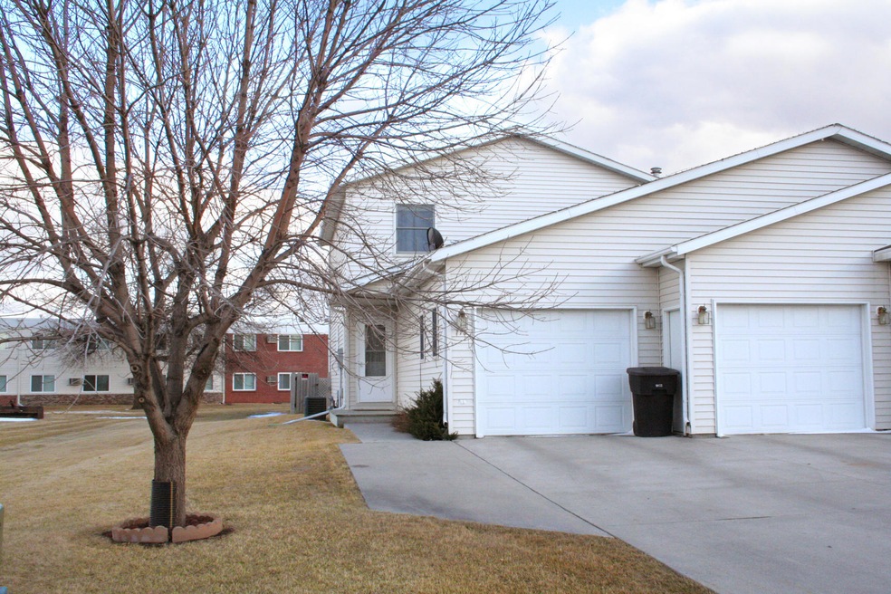 775 Kirkwood Dr, Grand Forks, ND 58201 - photo 1