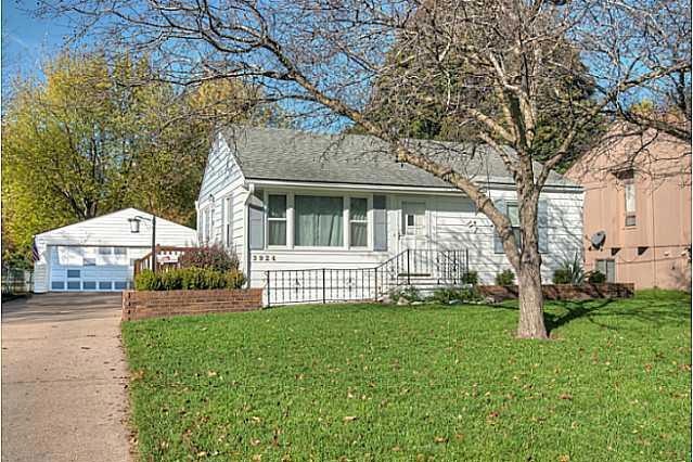 3924 40th St, Des Moines, IA 50310 - photo 1