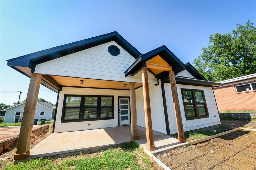 305 E Hull St, Denison, TX 75021 - photo 1