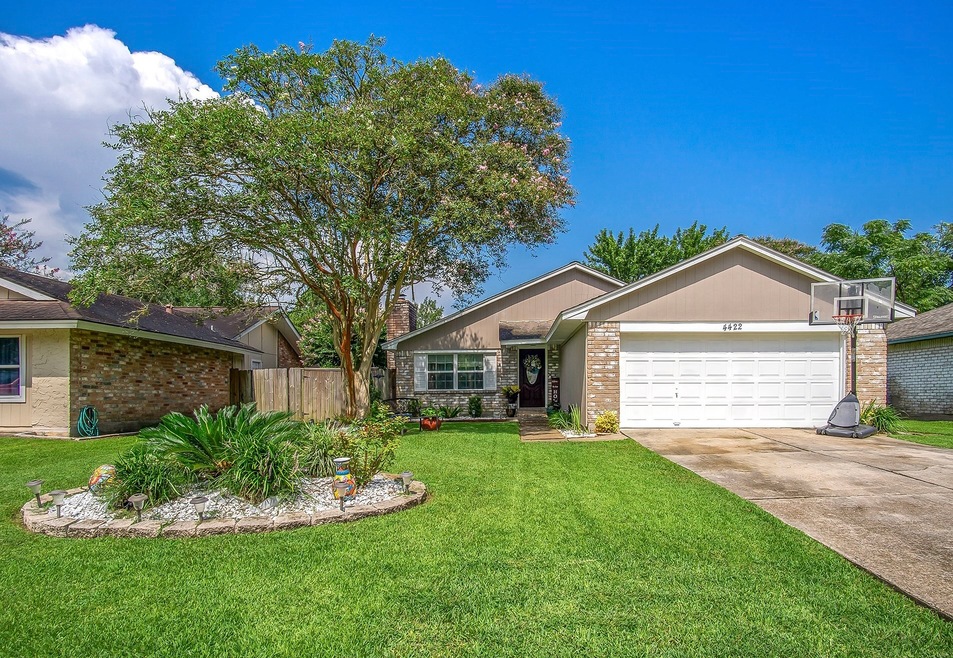 4422 Saffron Ln, Friendswood, TX 77546 - photo 1