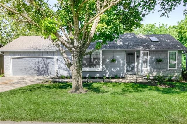 6023 Greenwood Dr, Shawnee, KS 66216 - photo 1