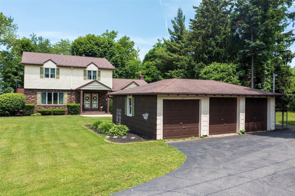 Welcome to Paradise! 3 Bedroom, 3 Bath 2 Story wit