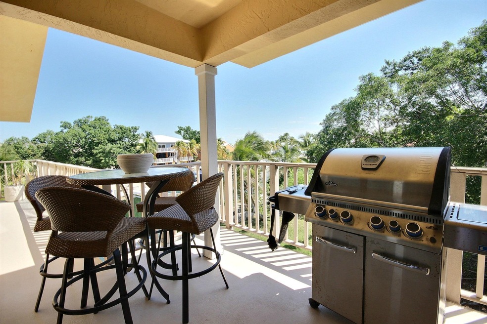 LARGE ENTERTAINING PORCH
