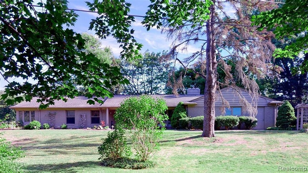 1260 Cedarholm Ln, Bloomfield Hills, MI 48302 - photo 1