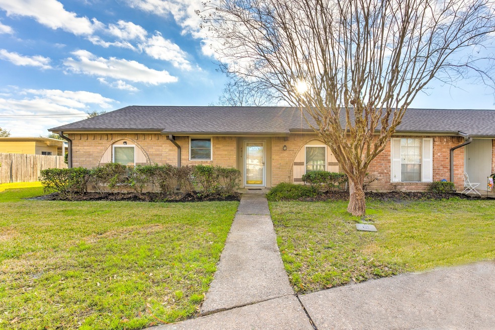 4014 Laura Leigh Dr unit 4014, Friendswood, TX 77546 - photo 1