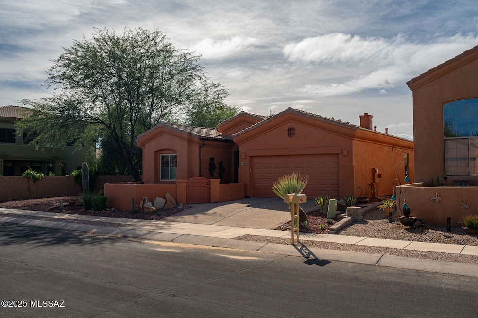 10685 N Hewitt Place, Tucson, AZ 85737 - photo 1