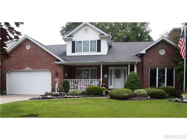 1147 Bowen Dr W, North Tonawanda, NY 14120 - photo 1