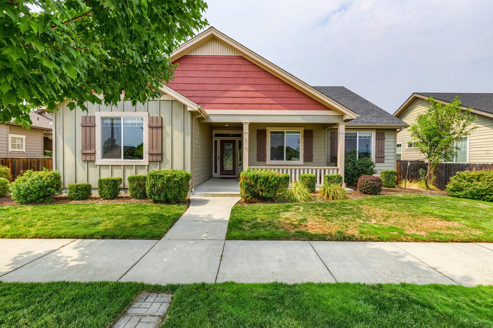 514 Stone Pointe Dr, Central Point, OR 97502 - photo 1