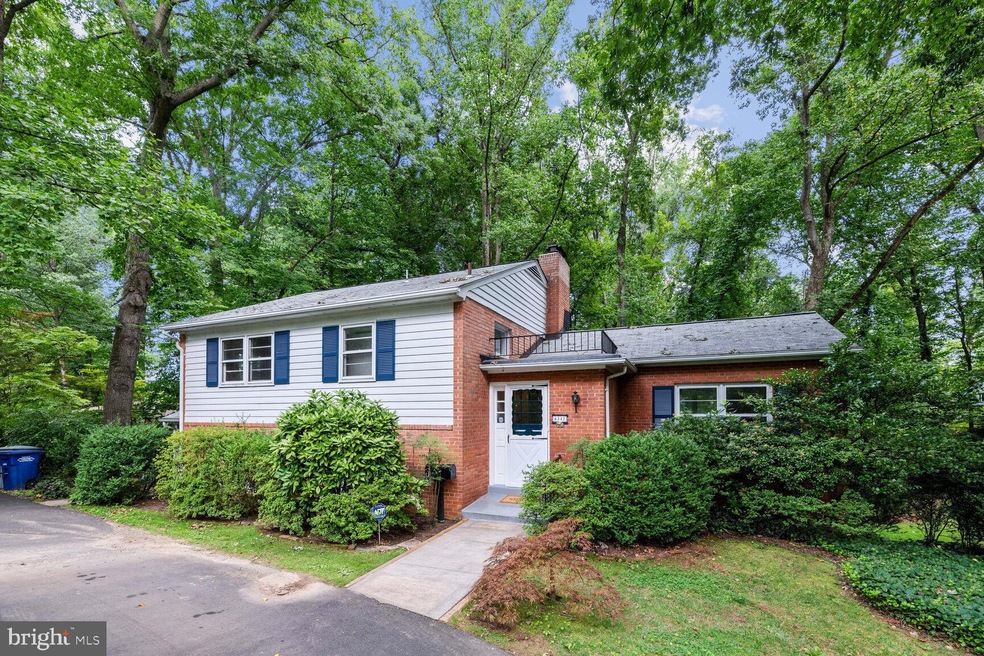 6347 Waterway Dr, Falls Church, VA 22044 - photo 1