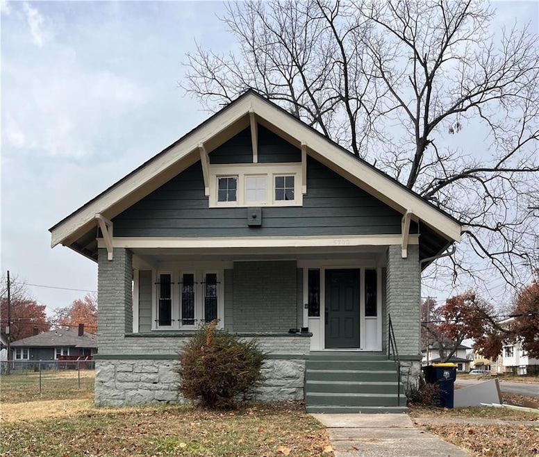 5700 Woodland Ave, Kansas City, MO 64110 - photo 1