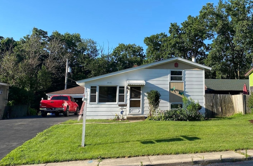 1717 Queens Ct, Carpentersville, IL 60110 - photo 1