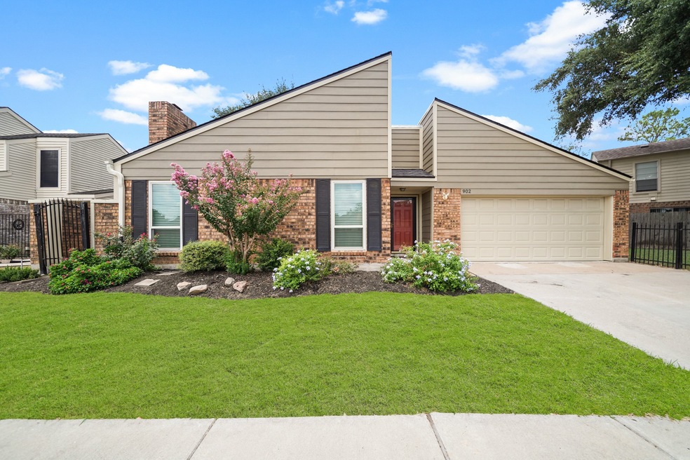 902 Golfview Dr, Richmond, TX 77469 - photo 1