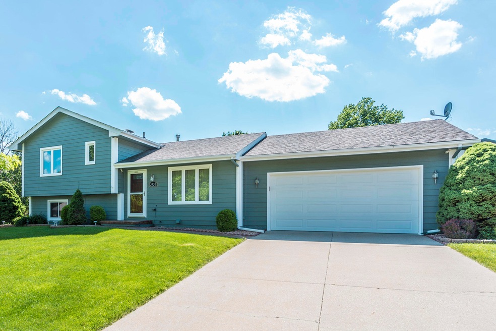 2520 SE 17th St, Des Moines, IA 50320 - photo 1