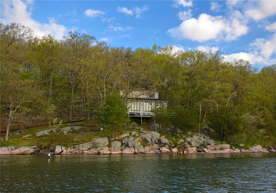 A cozy cottage with views of Picton, includes 4.55