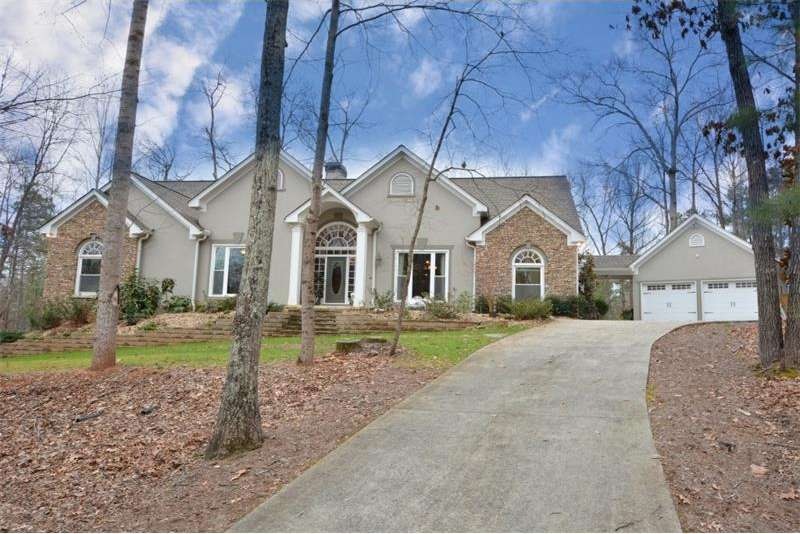 Lovely hard coat stucco ranch home on a private wo