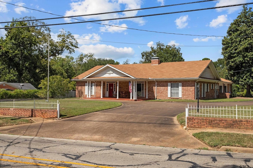 916 E Houston Ave, Crockett, TX 75835 - photo 1