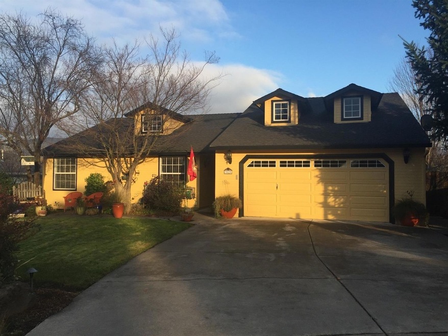 3025 Cleopatra Cir, Medford, OR 97504 - photo 1