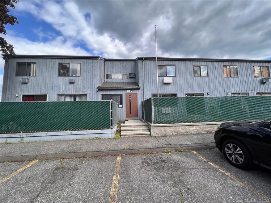 92 Wakelee Rd unit 4, Waterbury, CT 06705 - photo 1