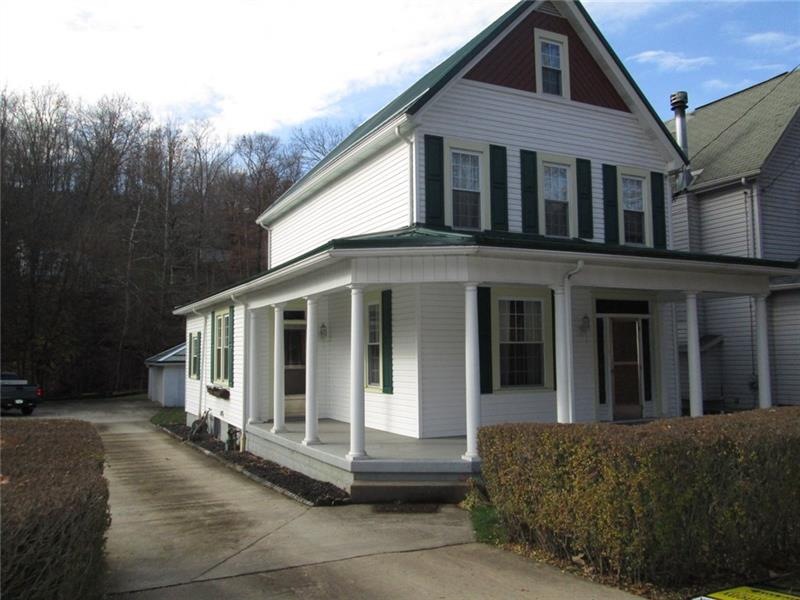Well maintained home!!  Vinyl Siding, Metal roof, 