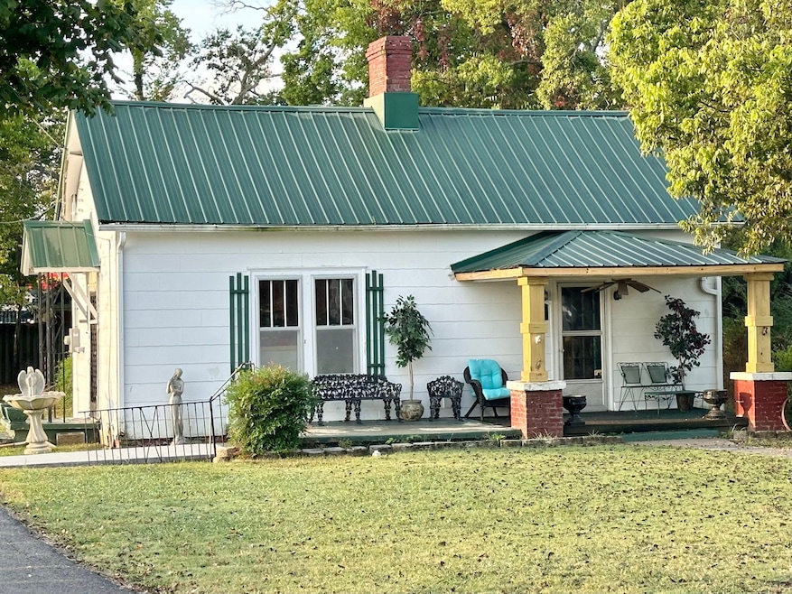 704 Whitthorne St, Shelbyville, TN 37160 - photo 1