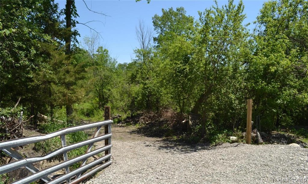 839 S Hospital Rd, Waterford Township, MI 48327 - photo 1