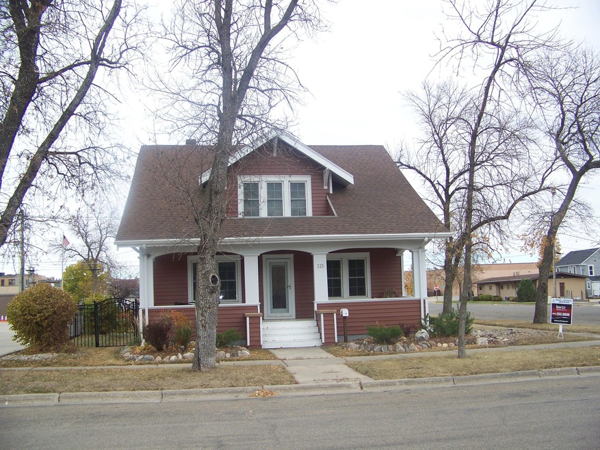 225 3rd Ave SW, Jamestown, ND 58401 - photo 1