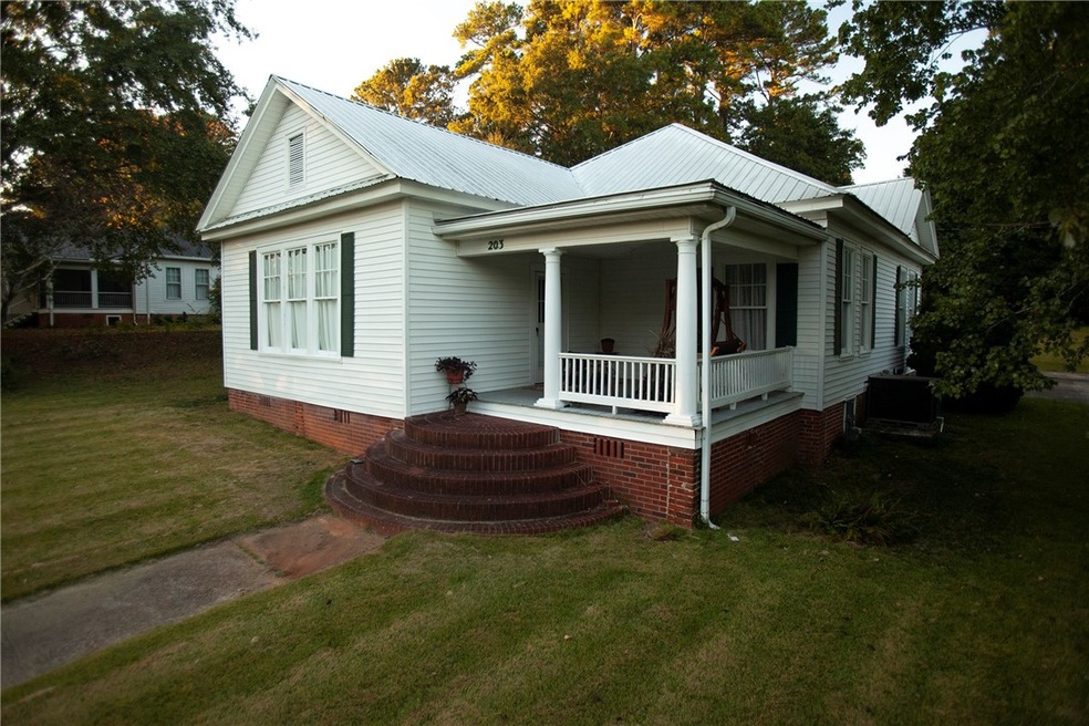 203 E Ervin St, Walhalla, SC 29691 - photo 1