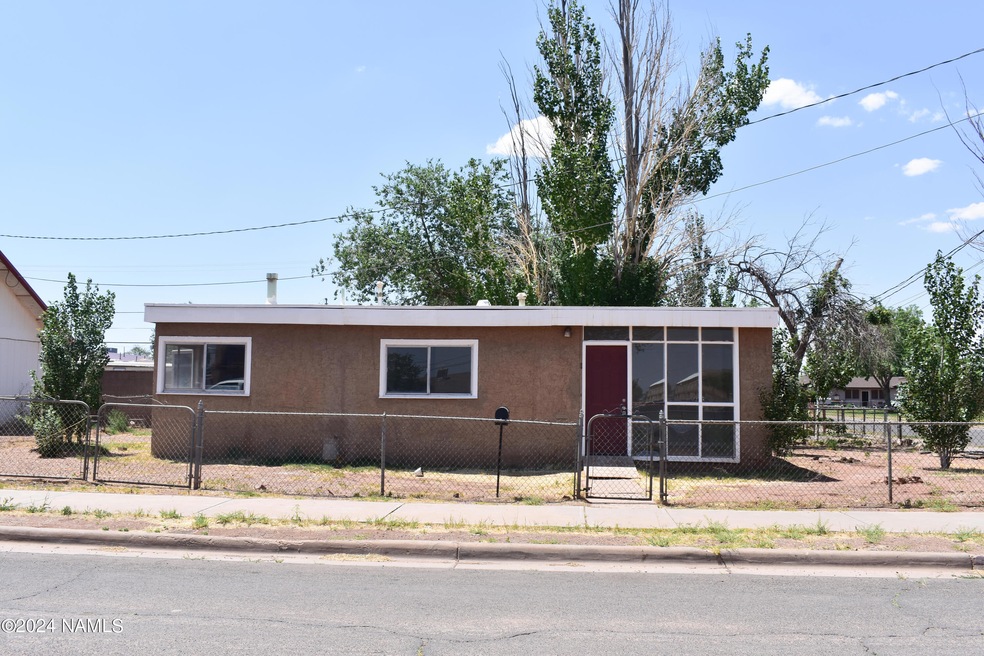 621 N Colorado Ave, Winslow, AZ 86047 - photo 1
