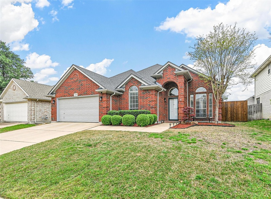 View of front of house featuring a front yard and 