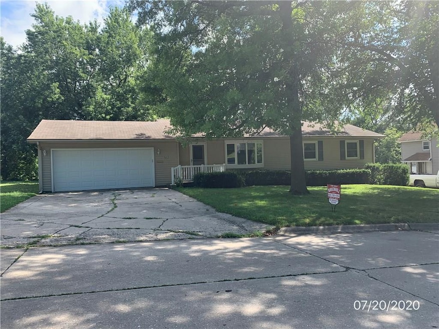209 N 9th Ave W, Newton, IA 50208 - photo 1