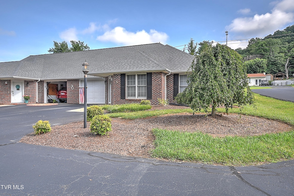 2425 E Lakeview KW